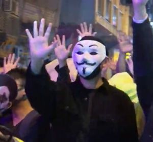 La Policia detiene a 200 personas durante los violentos disturbios del sábado en Hong Kong La Policia detiene a 200 personas durante los violentos disturbios del sábado en Hong Kong