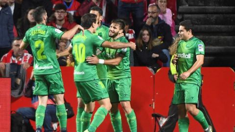 El centrocampista de la Real Sociedad Cristian Portu celebra su gol ante el Granada CF