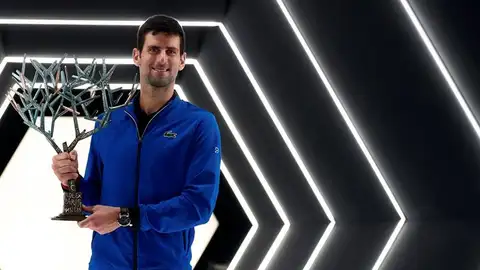Djokovic suma su quinta copa en París y se queda a un Másters 1.000 de Nadal Djokovic suma su quinta copa en París y se queda a un Másters 1.000 de Nadal