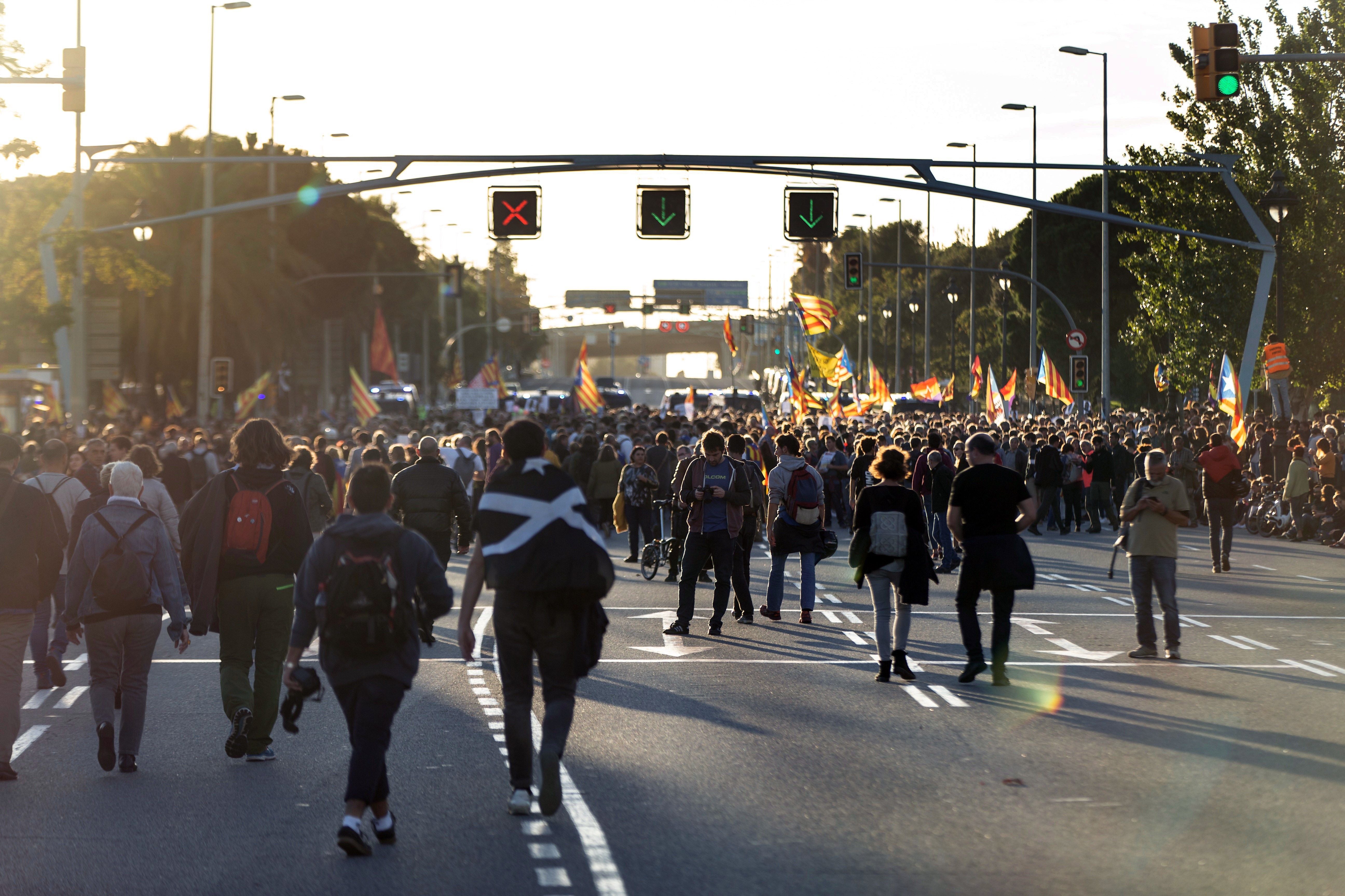 Un grupo de independentistas bloquea el paso y acosa a invitados en el acto del Rey en Barcelona Un grupo de independentistas bloquea el paso y acosa a invitados en el acto del Rey en Barcelona