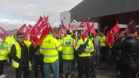 Sindicatos y trabajadores de ambulancias se han concentrado frente el Hospital de Ciudad Real Sindicatos y trabajadores de ambulancias se han concentrado frente el Hospital de Ciudad Real