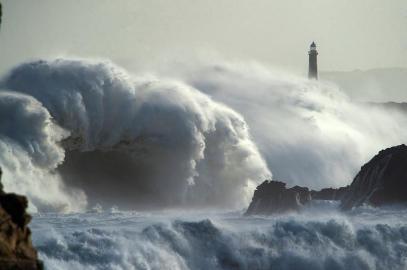 El paso de Amelie por España deja un muerto y varias comunidades en alerta por viento y oleaje El paso de Amelie por España deja un muerto y varias comunidades en alerta por viento y oleaje