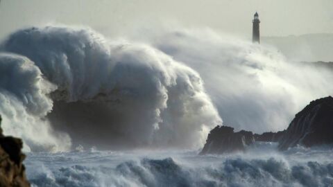 Una ola rompe en Cantabria