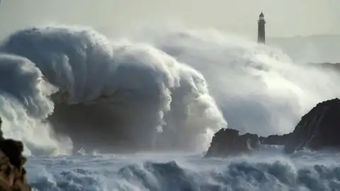Una ola rompe en Cantabria Una ola rompe en Cantabria