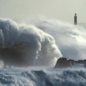 Una ola rompe en Cantabria