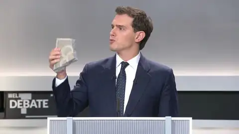 Albert Rivera muestra un adoquín durante el debate electoral Albert Rivera muestra un adoquín durante el debate electoral