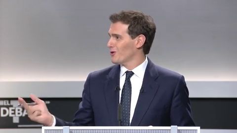 Albert Rivera ataca a Sánchez con su libro y su tesis: "No me haga usted trampas"