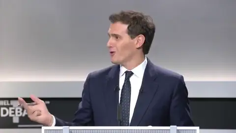 Albert Rivera ataca a Sánchez con su libro y su tesis: "No me haga usted trampas" Albert Rivera ataca a Sánchez con su libro y su tesis: "No me haga usted trampas"