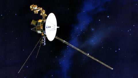 Que encontro la Voyager 2 cuando cruzo al espacio interestelar