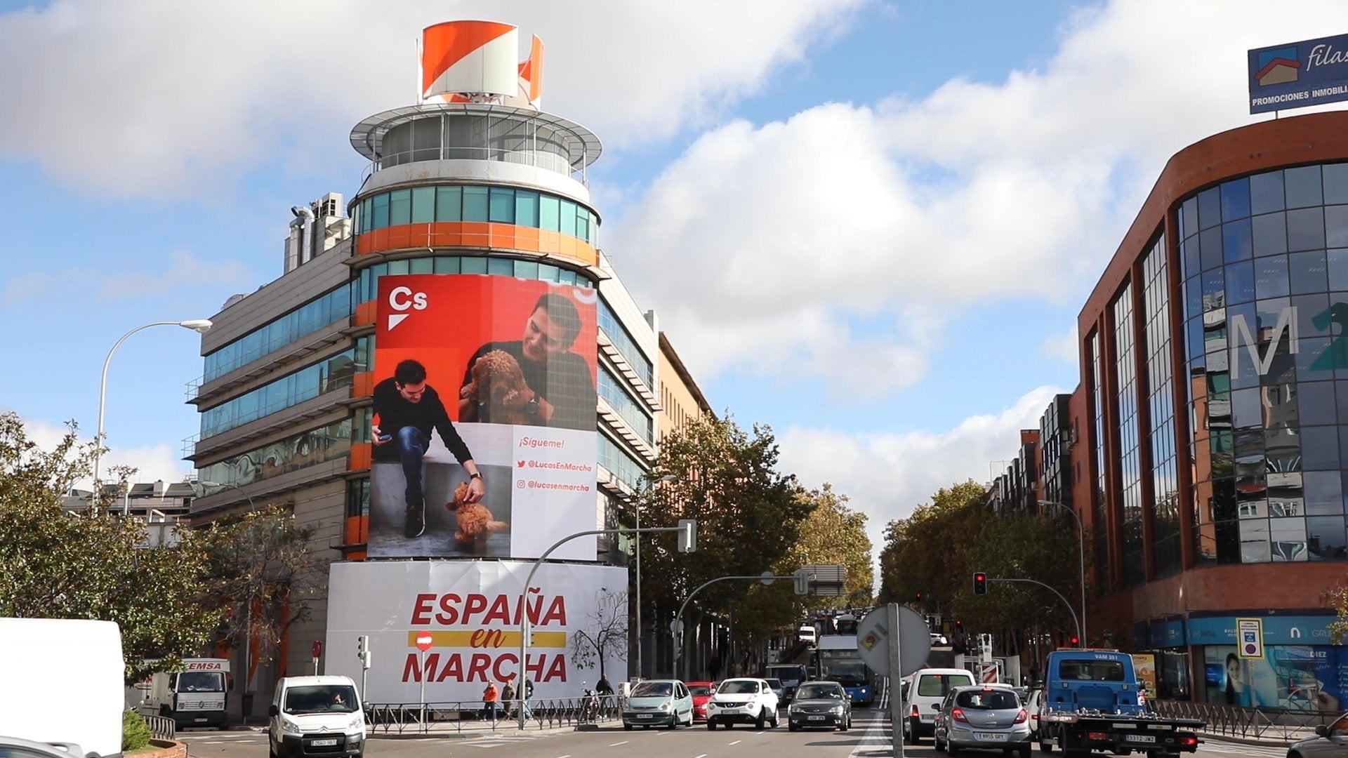 Rivera y Lucas, protagonistas del cartel que cubre la fachada de la sede de Ciudadanos Rivera y Lucas, protagonistas del cartel que cubre la fachada de la sede de Ciudadanos