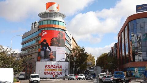 Albert Rivera y Lucas, protagonistas del cartel que cubre la sede de Ciudadanos