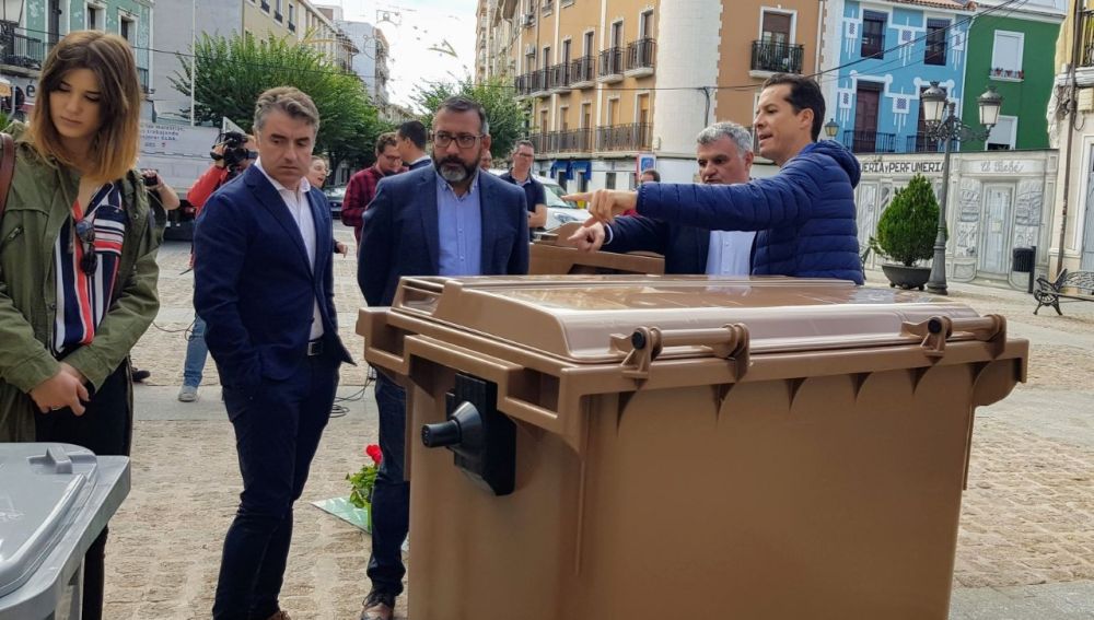 Presentación de los contenedores marrones que se van a instalar en Elda.