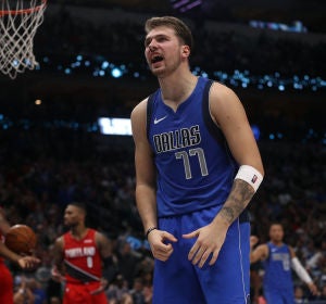 Luka Doncic celebra una canasta Luka Doncic celebra una canasta