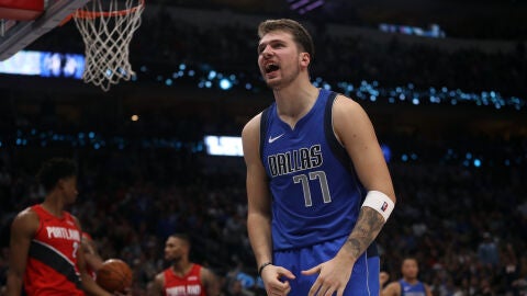 Luka Doncic celebra una canasta