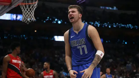 Luka Doncic celebra una canasta Luka Doncic celebra una canasta