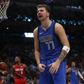Luka Doncic celebra una canasta Luka Doncic celebra una canasta