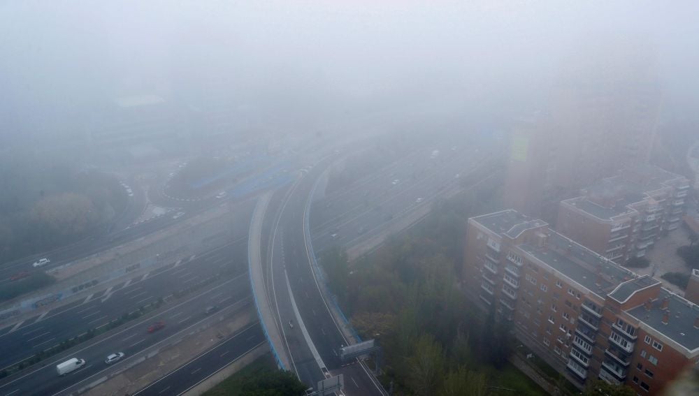 Vista del manto de niebla que cubría el norte de la M-30 de Madrid este martes