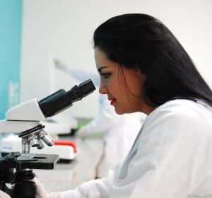Científica en laboratorio Científica en laboratorio
