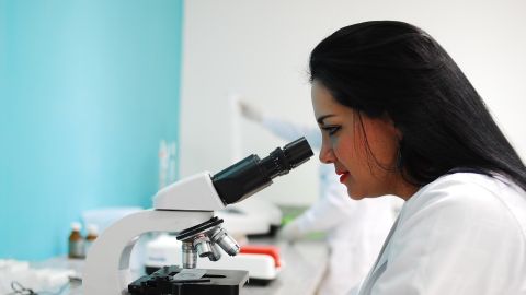 Cient&iacute;fica en laboratorio