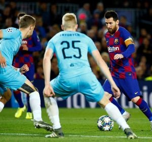 Leo Messi intenta irse de sus rivales Leo Messi intenta irse de sus rivales