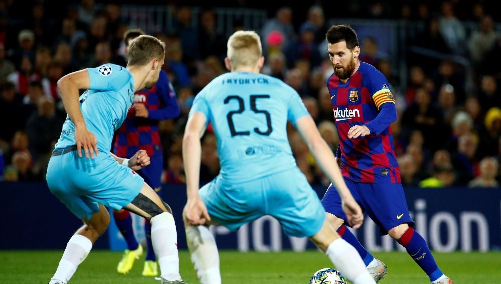 Leo Messi intenta irse de sus rivales