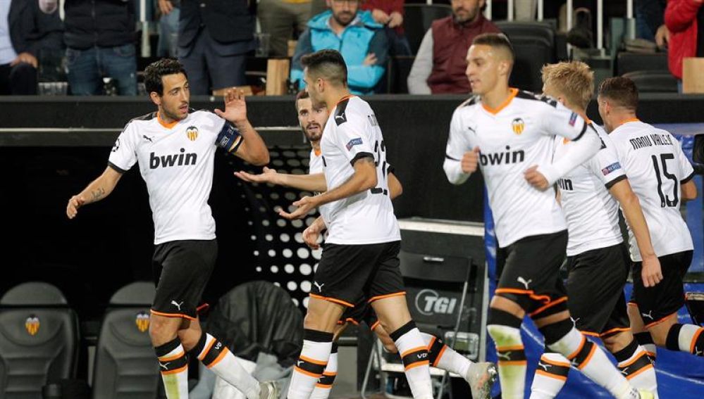 Los jugadores del Valencia celebran un gol