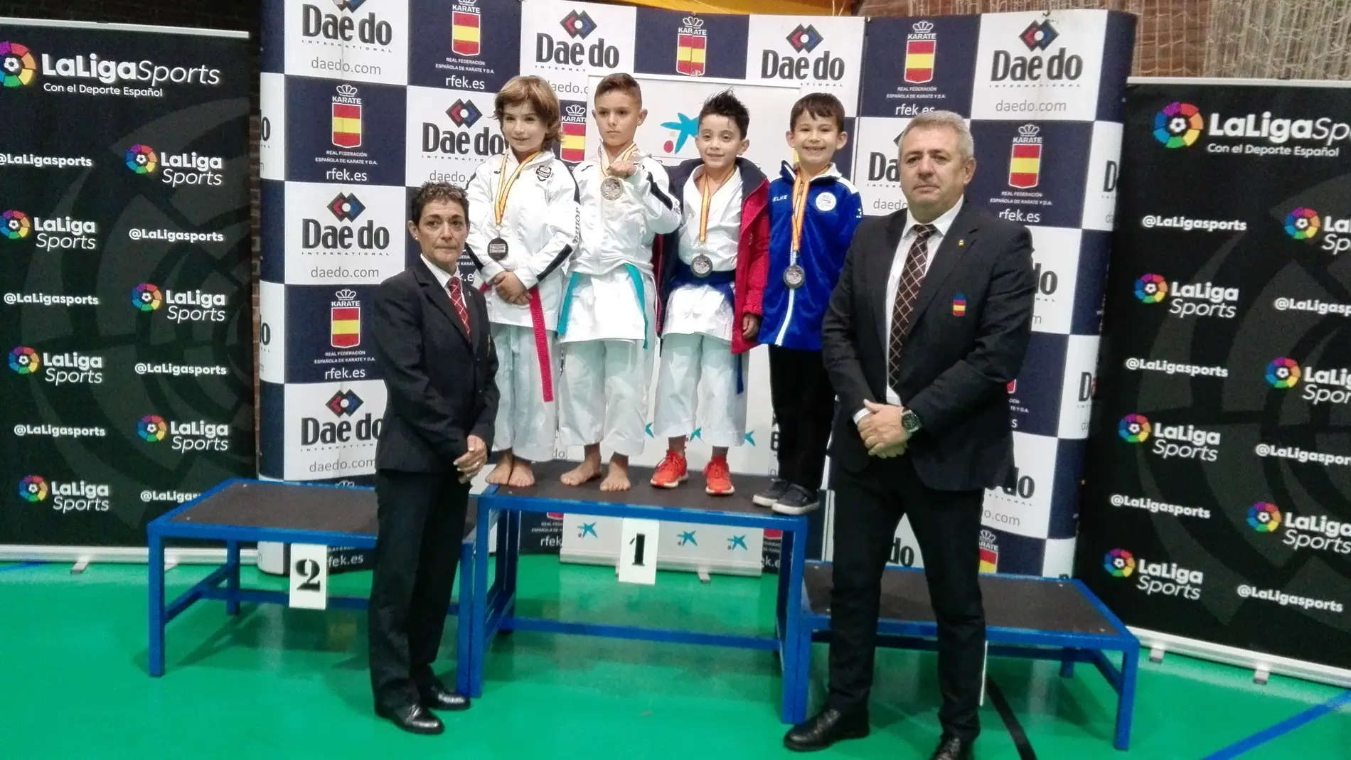 Daniel Miguez, de azul, medalla de bronce en la segunda jornada de la Liga Nacional de karate.