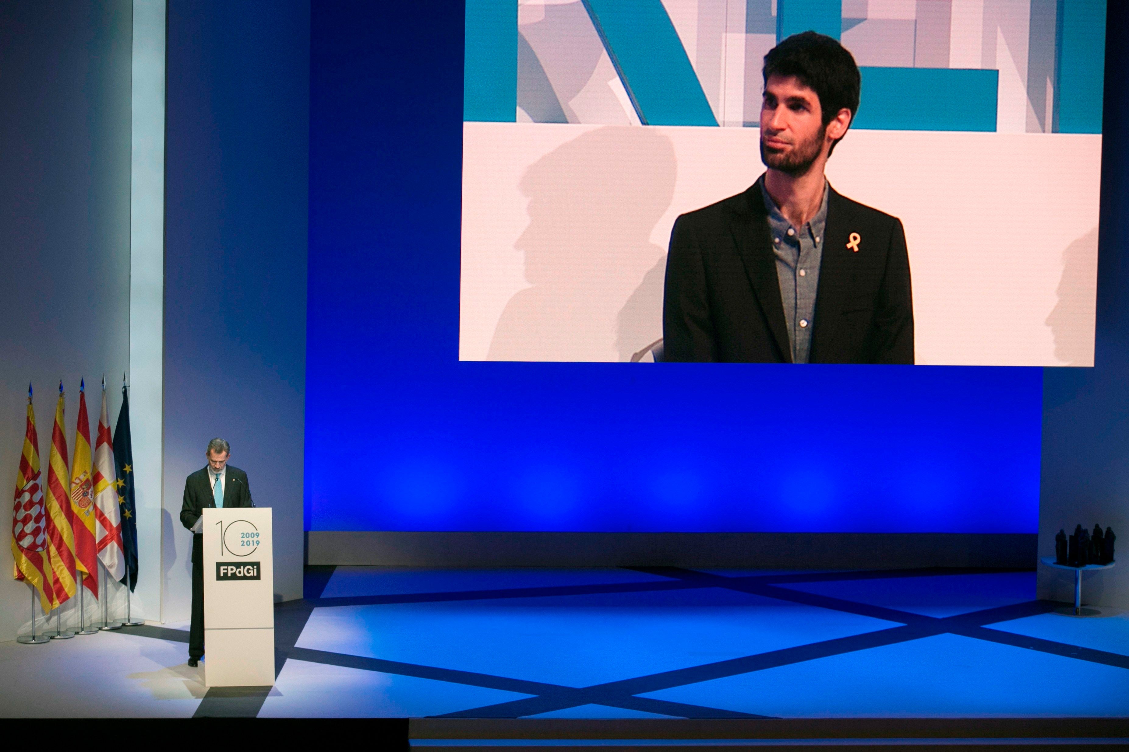 La anomalía de que uno de los premiados con el Princesa de Girona luciera un lazo amarillo en la solapa La anomalía de que uno de los premiados con el Princesa de Girona luciera un lazo amarillo en la solapa