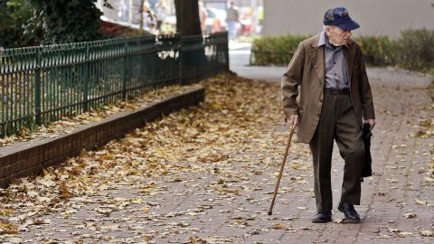 Persona mayor paseando por la ciudad