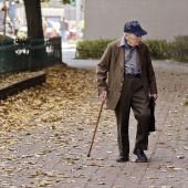 Persona mayor paseando por la ciudad