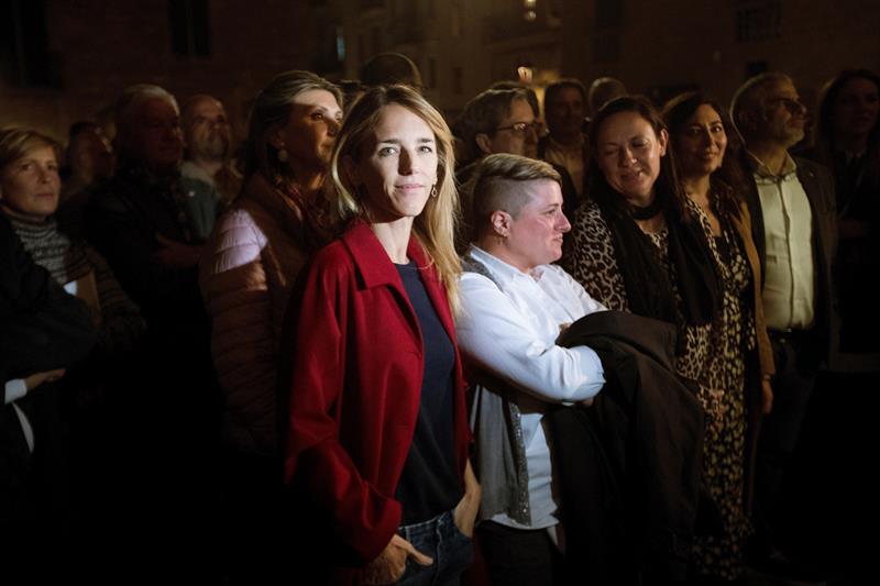 Álvarez de Toledo arranca lazos amarillos en TV3 y los tira a la papelera: "Los he puesto en su sitio" Álvarez de Toledo arranca lazos amarillos en TV3 y los tira a la papelera: "Los he puesto en su sitio"