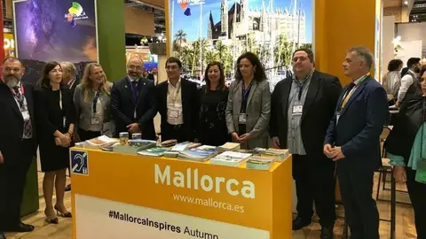 La delegación mallorquina, presidida por Catalina Cladera, en la WTM de Londres. WTM 2019