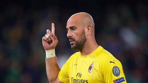 Pepe Reina, durante un partido con el Milan