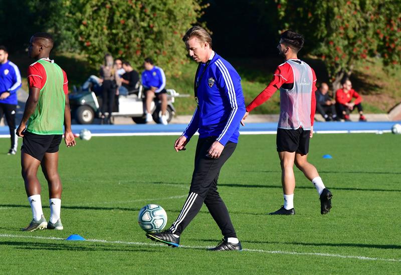 Guti ya ejerce como entrenador del Almería en un primer entrenamiento marcado por la intensidad Guti ya ejerce como entrenador del Almería en un primer entrenamiento marcado por la intensidad