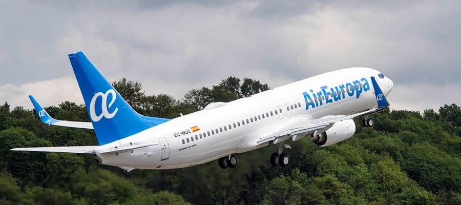 Un avión de la compañía Air Europa en plena maniobra de despegue. Un avión de la compañía Air Europa en plena maniobra de despegue.