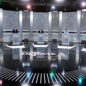 Los candidatos en sus atriles en el debate del 4N