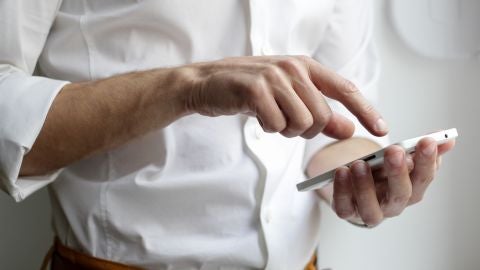 Hombre utilizando un tel&eacute;fono m&oacute;vil