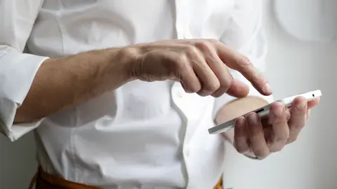 Hombre utilizando un teléfono móvil Hombre utilizando un teléfono móvil
