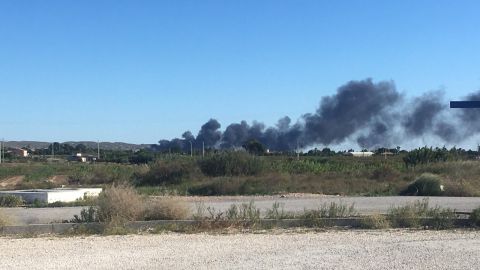 Humo del incendio originado junto al aeropuerto de El Altet de Elche. Humo del incendio originado junto al aeropuerto de El Altet de Elche.