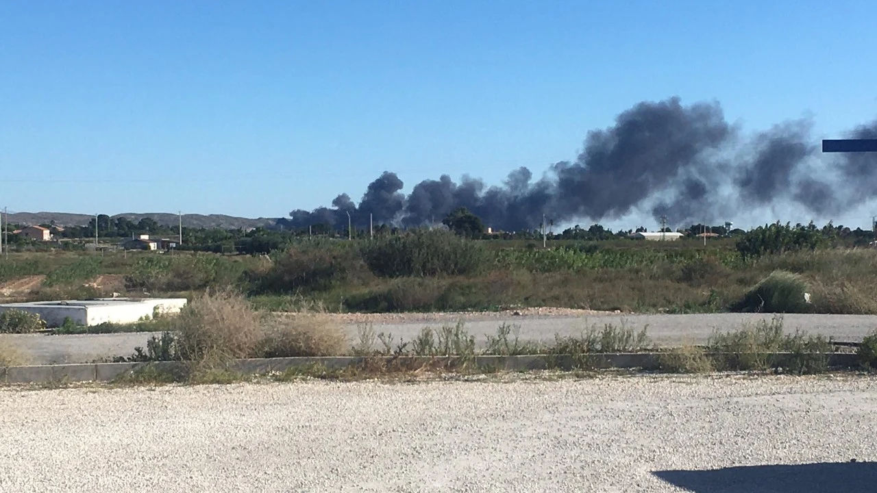 Humo del incendio originado junto al aeropuerto de El Altet de Elche. Humo del incendio originado junto al aeropuerto de El Altet de Elche.