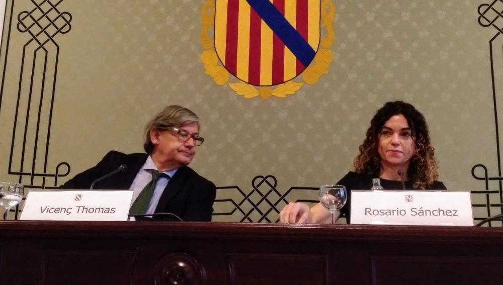 La Consellera de Hacienda, Rosario Sánchez, junto al Presidente del Parlament, Vicenç Thomàs