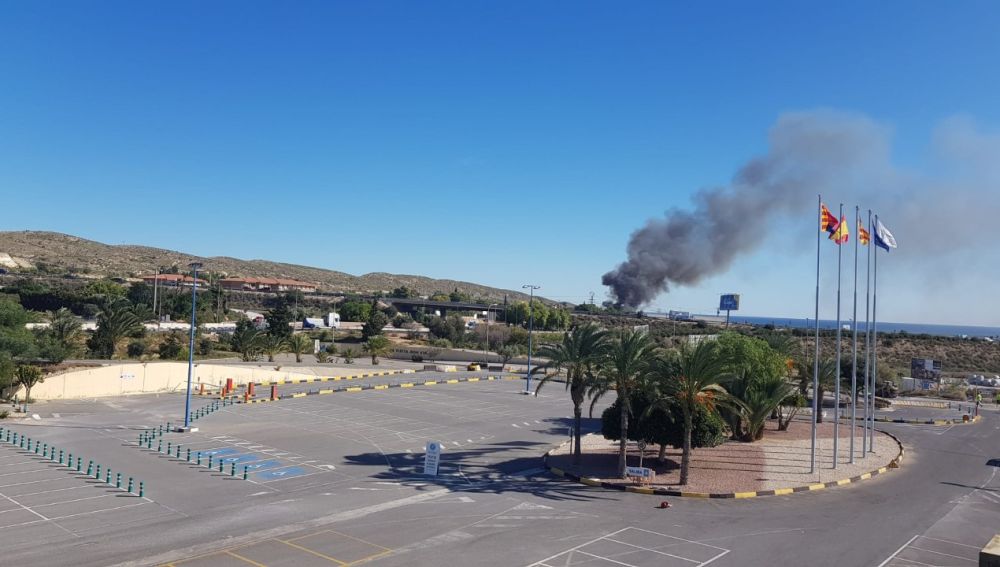 Incendio junto al aeropuerto de El Altet de Elche.