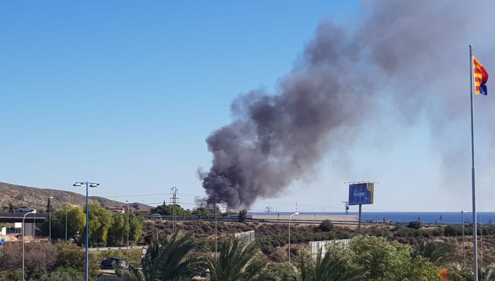 Incendio junto al aeropuerto de El Altet de Elche.