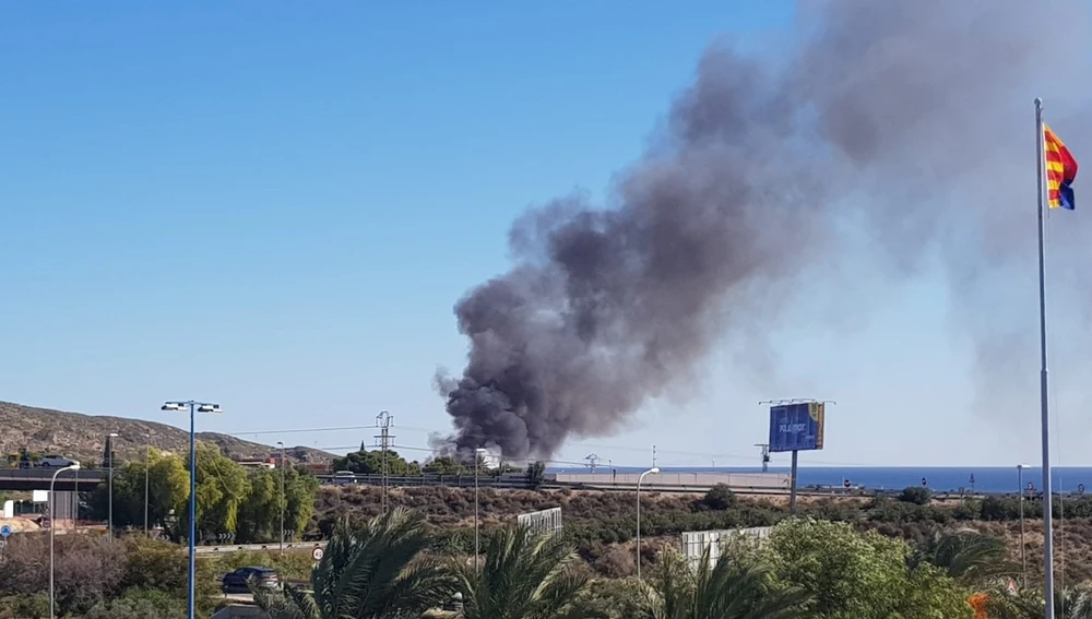 Incendio junto al aeropuerto de El Altet de Elche. Incendio junto al aeropuerto de El Altet de Elche.