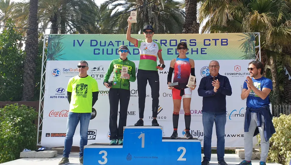 Maje Sánchez, en lo más alto del podio, con Mari Carmen Iñesta, en segundo lugar, y Esmeralda Agulló, en el tercero.