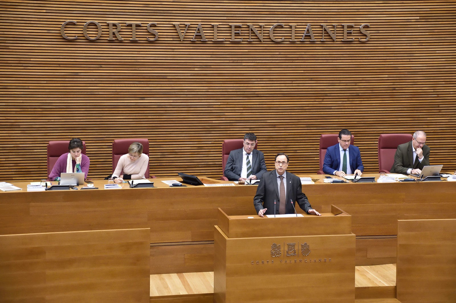 La oposición pide al Consell una rebaja de impuestos y el Botànic defiende que sus presupuestos suponen un impulso económico La oposición pide al Consell una rebaja de impuestos y el Botànic defiende que sus presupuestos suponen un impulso económico