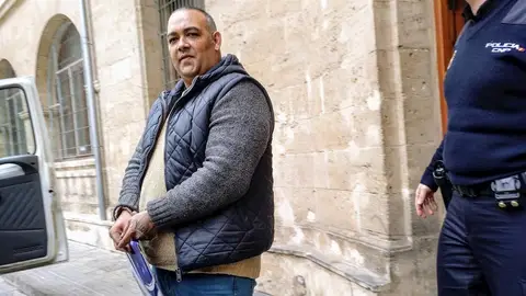 Francisco Tomás Fernández Cortés, conocido como 'El Ico', tras ser detenido. Francisco Tomás Fernández Cortés, conocido como 'El Ico', tras ser detenido.