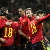 Los jugadores de la selección española celebran un gol