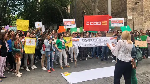 Trabajadores de "escoletas" infantiles en una de las concentraciones realizas en los últimos meses en Palma. Trabajadores de "escoletas" infantiles en una de las concentraciones realizas en los últimos meses en Palma.