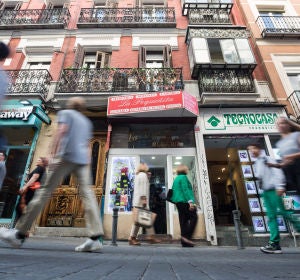 Un restaurante y una inmobiliaria flanquean un comercio tradicional en Malasaña Un restaurante y una inmobiliaria flanquean un comercio tradicional en Malasaña